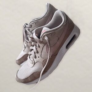 🩷Pink Nike trendy Sneakers🩷 (size 7.5 women’s)